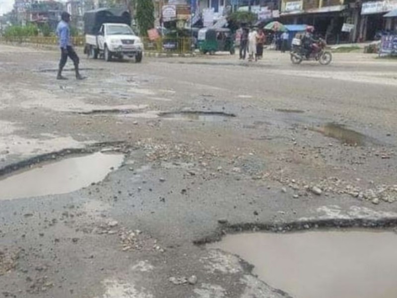राजमार्गमा खल्डाखुल्डीले चालकलाई सास्ती